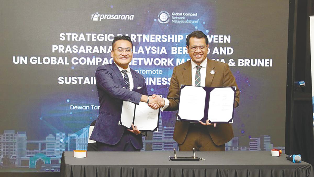 Mohd Azharuddin (left) and UN Global Compact Network Malaysia &amp; Brunei executive director Faroze Nadar at the signing of the MoU.