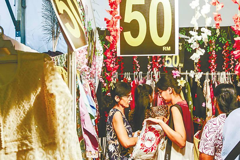 Visitors browsing through jewellery and accessories at the Deepavali Carnival in Bukit Jalil ahead of the festival. – ADAM AMIR HAMZAH/THESUN
