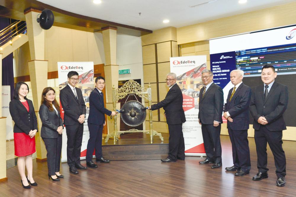 From left: Edeleq Holdings independent non-executive directors Joyce Wong Ai May and Datin Soheir Mohammad Khatib; executive director and business unit director Khong Chee Seong; Chin Yong Keong; independent non-executive chairman Datuk Johar Che Mat; UOB Kay Hian Securities (M) Sdn Bhd CEO David Lim Meng Hoe; Edelteq Holdings independent non-executive director Kamaruddin Kassim; and electronics manufacturing solution business unit director Chin Yuen Fong.
