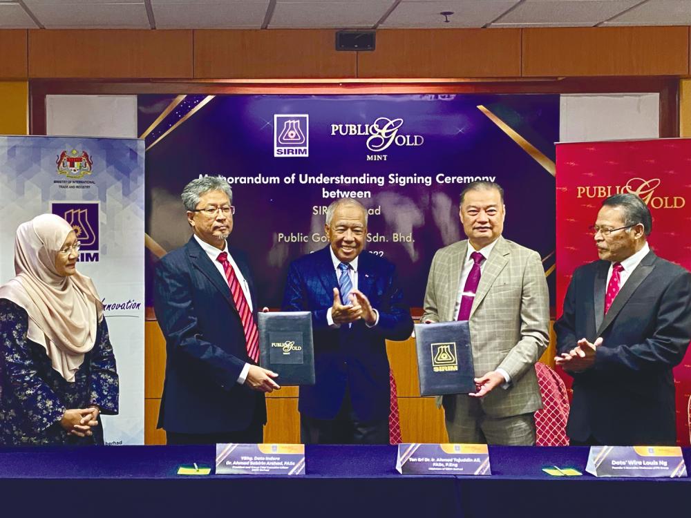 Ahmad Sabirin (second from left) exchanging the MoU document with Ng (second from right). The event was witnessed by Sirim chairman Tan Sri Dr Ahmad Tajuddin Ali (centre), together with Sirim QAS International CEO Nur Fadhilah Muhammad (left) and Malaysia Gold Association secretary Datuk Abdul Wahab Hamid.