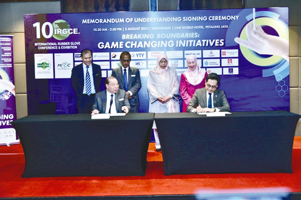 Organising Chairman of 10th IRGCE Denis Low (seated left) and deputy CEO of MRC Izwan Zarik Mohammad Sapari at the signing ceremony. Witnesssing the event are (standing from left) Deputy Secretary-General of MPIC Tuan Mad Zaidi Mat Karli, Supramaniam, Zuraida and MRC chairman Dr Daroyah Alwi.