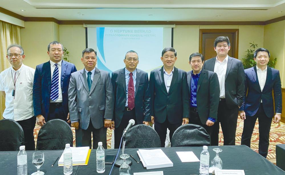 From left: G Neptune directors Peter Ling Sie Wuong and Cheah Hannon, Chai, chairman Datuk Mohd Amran Wahid, Yu Chai, Southern Score executive director Datuk Sydney Lim Tau Chin, Yee Hin and Kenanga Investment Bank Bhd acting head of corporate finance Alvin Ooi.