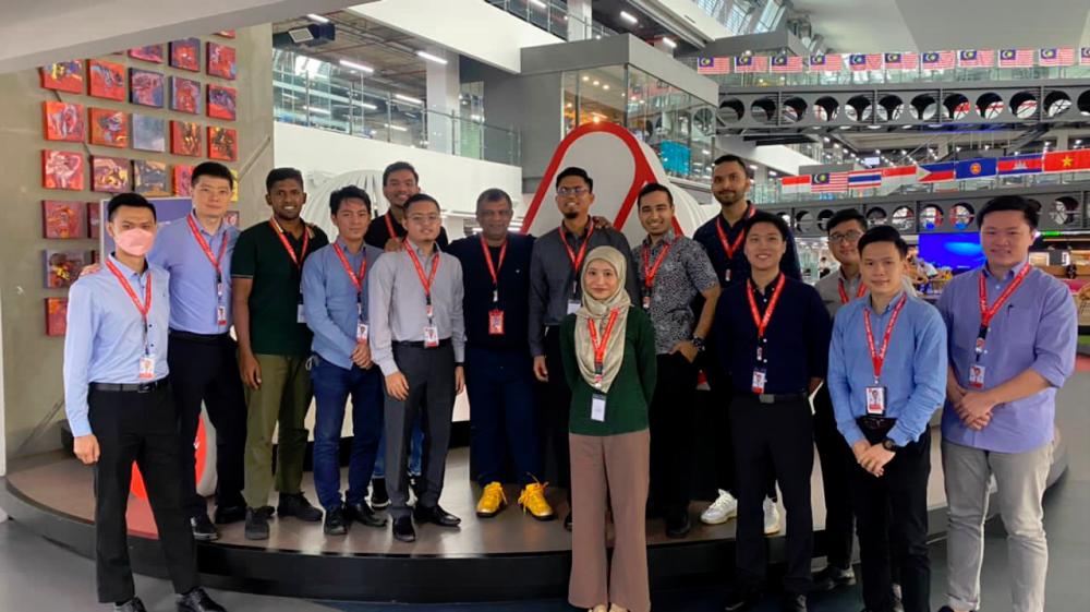 Tan Sri Tony Fernandes (seventh from left) with AirAsia cadet pilots who reported for duty last Tuesday after completing their basic flying training.