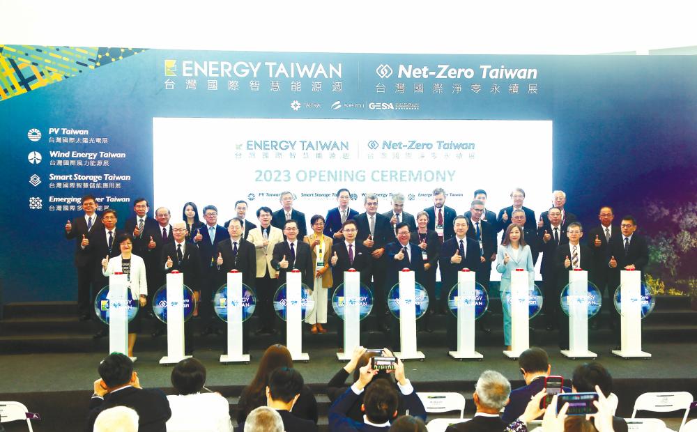 Front row: Huang (fifth from left), Cheng (sixth from left) and Shen (seventh from left), with representatives at the event.