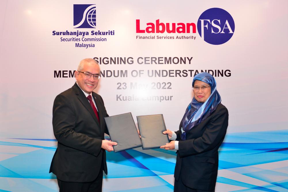 SC deputy CEO Datuk Zainal Izlan Zainal Abidin (left) and Siti Zainab at the MoU signing ceremony.