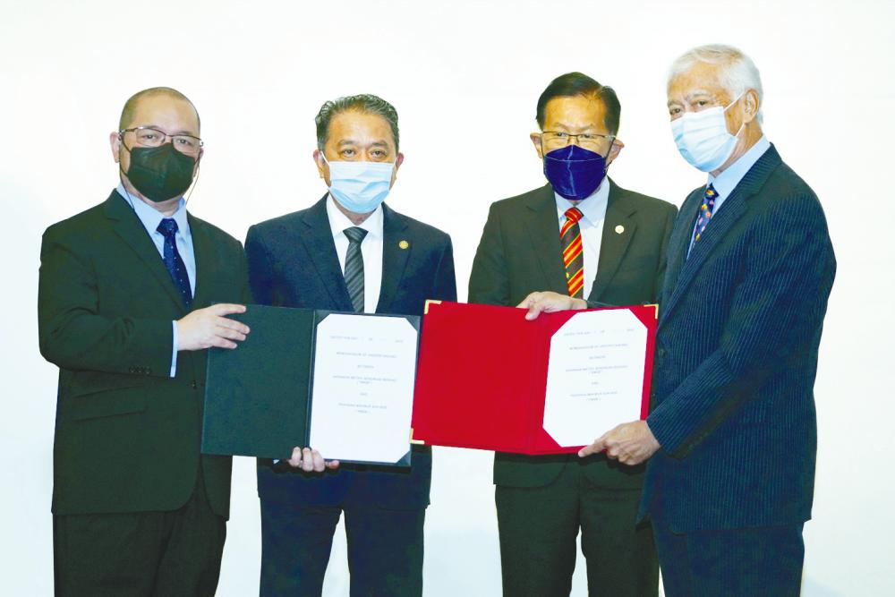 From left: Sarawak Metro CEO Mazli Mustaffa, SEDC chairman Tan Sri Amar Abdul Aziz, Minister of Transport Sarawak Datuk Sri Lee Kim Shin, and PMSB director Datuk Abang Abdul Wahap