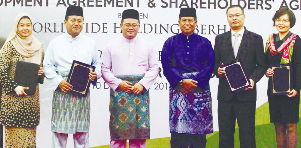 Selangor Mentri Besar Amirudin Shari (third from left) witnessing the signing ceremony between Worldwide Holdings Bhd and Western Power Clean Energy Sdn Bhd in Shah Alam yesterday. - Zulkifli Ersal/TheSun