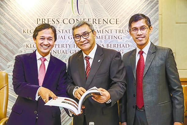 From left: Hashim, KLCCP chairman Datuk Ahmad Nizam Salleh and CFO Annuar Marzuki Abdul Aziz during a media briefing yesterday. – Adib Rawi Yahya/theSun