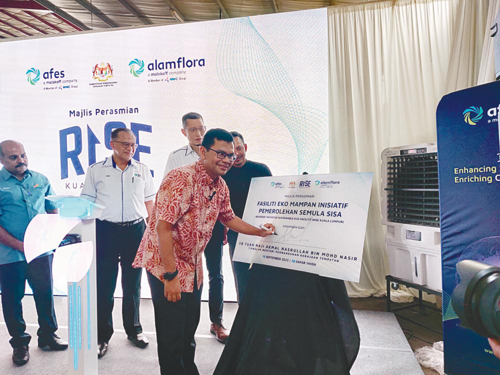 Deputy Local Government Development Minister Akmal Nasrullah Mohd Nasir launching RISE KL witnessed by Malakoff managing director/CEO Anwar Syahrin Abdul Ajib (third from left) and Mohd Zain (second from left).
