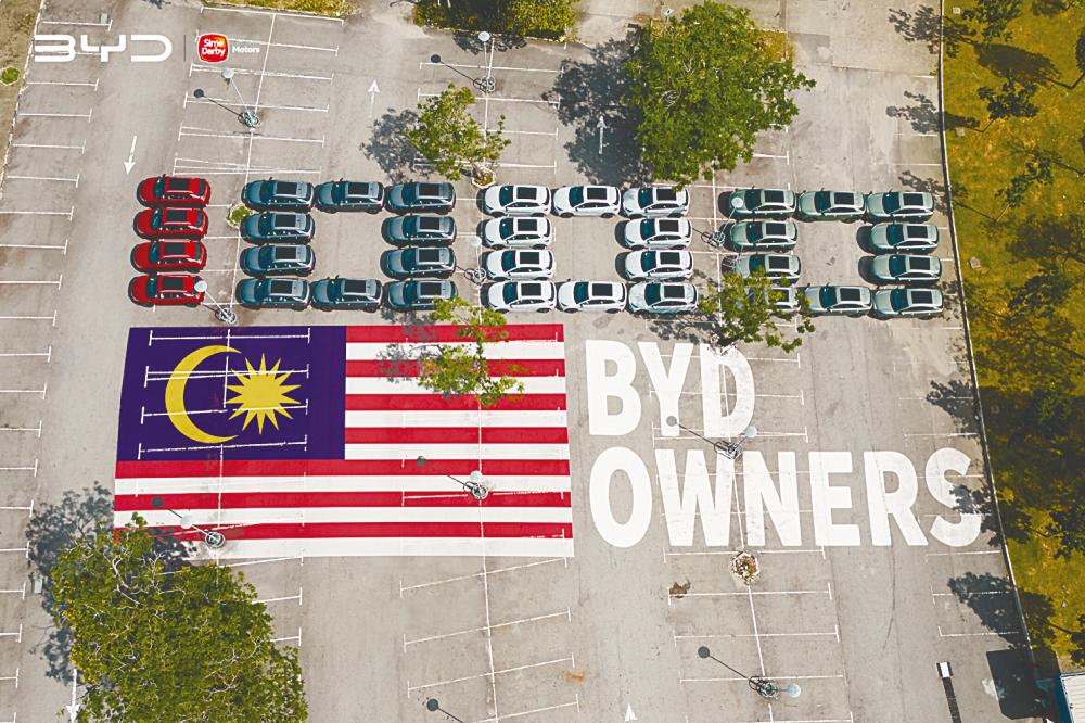 Sime Darby Motors marking the record-breaking feat in a mass delivery event held at Bukit Jalil National Stadium’s carpark recently.