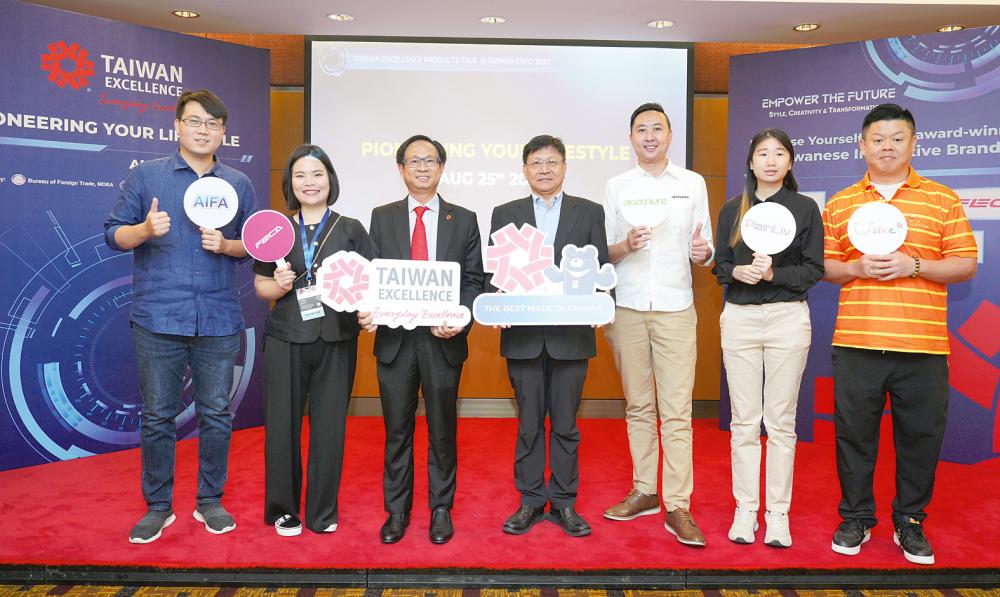 From left: Wang, Ferro-Carbon sales manager Christine Hsu, Chang, Chiu, AcerPure consumer business product manager Lee Chee Han, PlainLiv international trade representative Hui Kuan and Youbike international business department deputy director James Huang at the event.