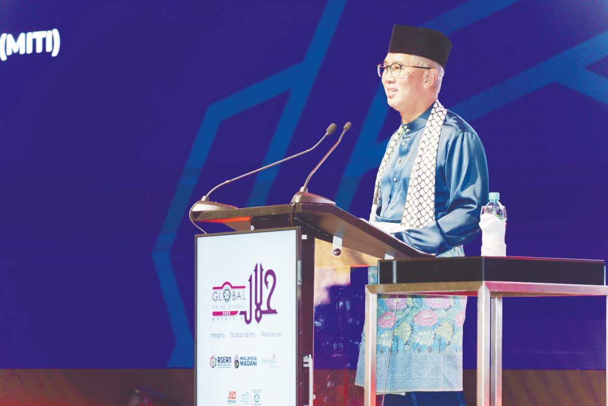 Tengku Zafrul delivering his remarks at the official launch of the Global Halal Summit 2025 and the Malaysia International Halal Showcase 2025 today.