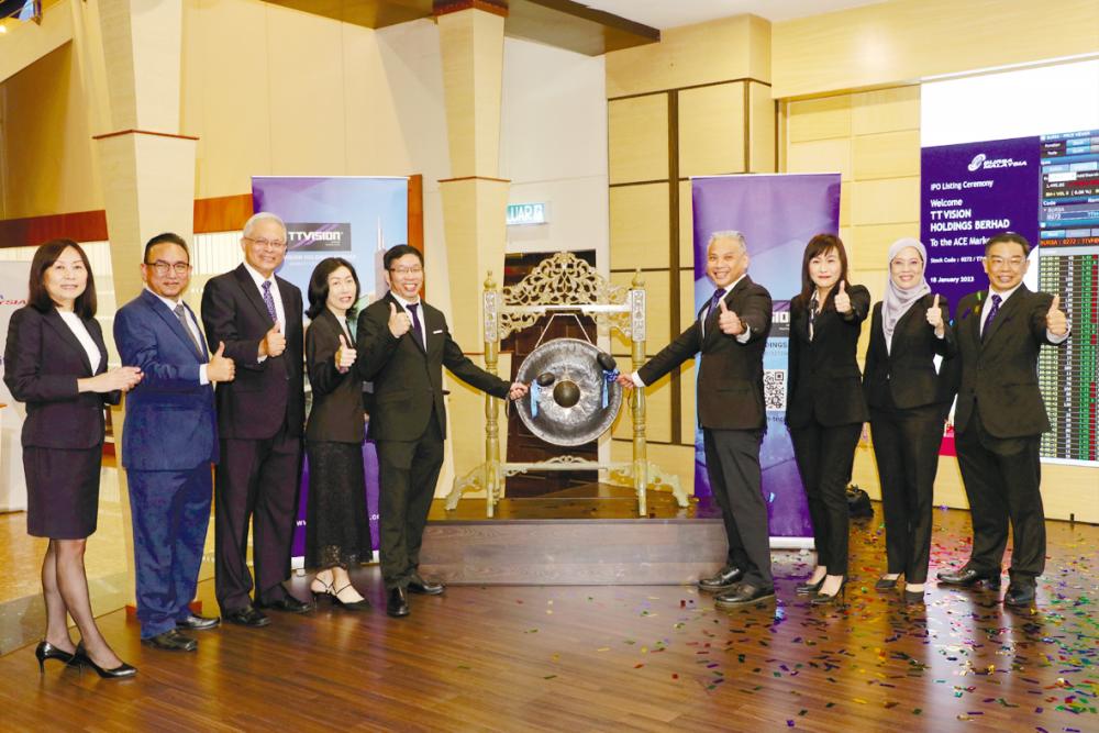 From left: TT Vision Holdings directors Everlyn Lee Suan Sim and Mohammad Farish Nizar Othman, non-executive chairman Datuk Seri Wong Siew Hai, Goon’s wife Tan Oon Pheng, Goon, COO and executive director Wong Yih Hsow, executive director Jennie Tan Yen-Li, and directors Nadiah Wong Abdullah and Khoh Soo Beng at the ceremony.