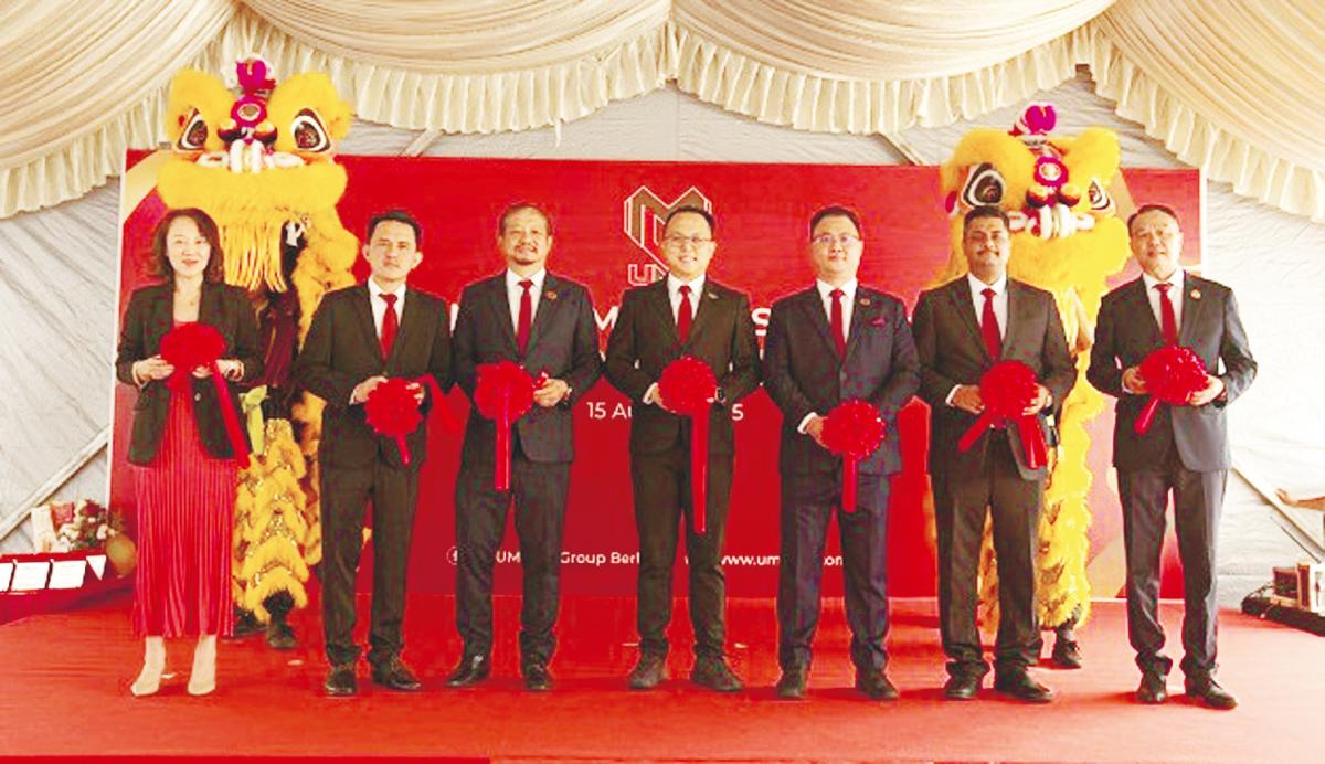 From left: Loo, Goh, Ng, Gooi, UMediC executive director and CEO Lim Taw Seong, Muhammad Ghaddaffi and Lau at the launch.