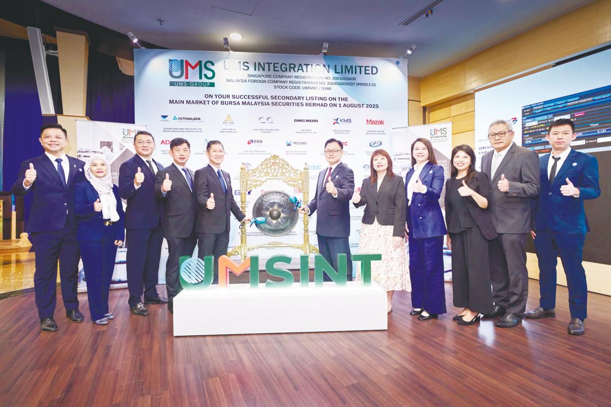 Luong (fifth from left), UMS Integration chairman Datuk Phang Ah Tong (sixth from left), Lim (seventh from left) at the company’s listing ceremony today.