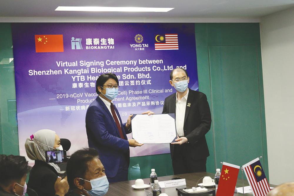 Senator Jaziri Alkaf Abdillah Suffian (left) and Boo during Yong Tai’s virtual signing ceremony.