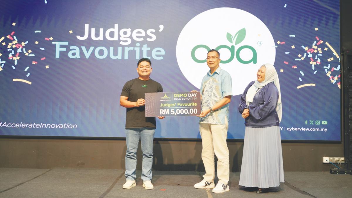 From left: Akmal, Cyberview Sdn Bhd CEO Kamarul Ariffin Abdul Samad and Cyberview Technology Hub Development Division head Shafinaz Salim.