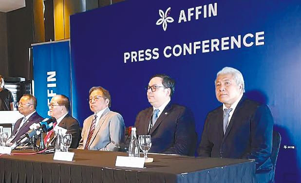 Abang Johari (centre) at the press conference.