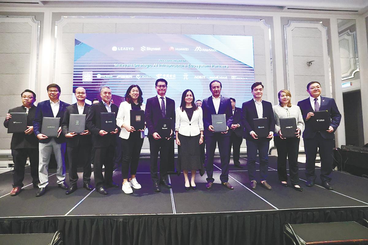 Teo (fifth from let) with representatives of partner companies at launch of the Strategic Artificial Intelligence Infrastructure. – Bernamapic