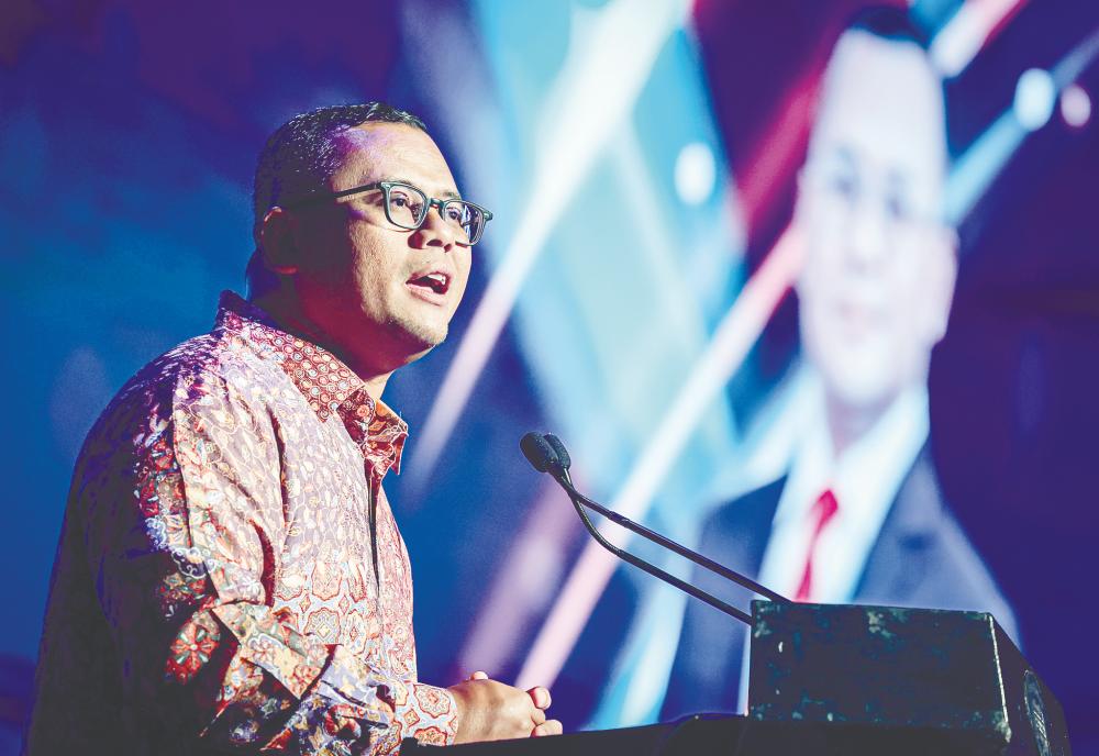 Amirudin delivering his keynote speech at the Selangor International Business Summit 2024 Appreciation Dinner. – Bernamapic