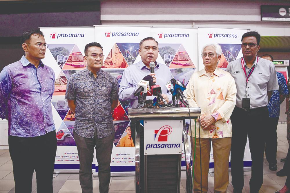 Loke (centre) speaking at the press conference after a Rapid KL Operations Post-Budget 2025 briefing by Prasarana at the Pasar Seni LRT station today. With him are Prasarana chairman Tan Sri Jamaludin Ibrahim (second from right), Prasarana group president and CEO Mohd Azharuddin Mat Sah (second from left) and Rapid Bus Sdn Bhd CEO Muhammad Yazurin Sallij Muhammad Yasin (left). – Bernamapic