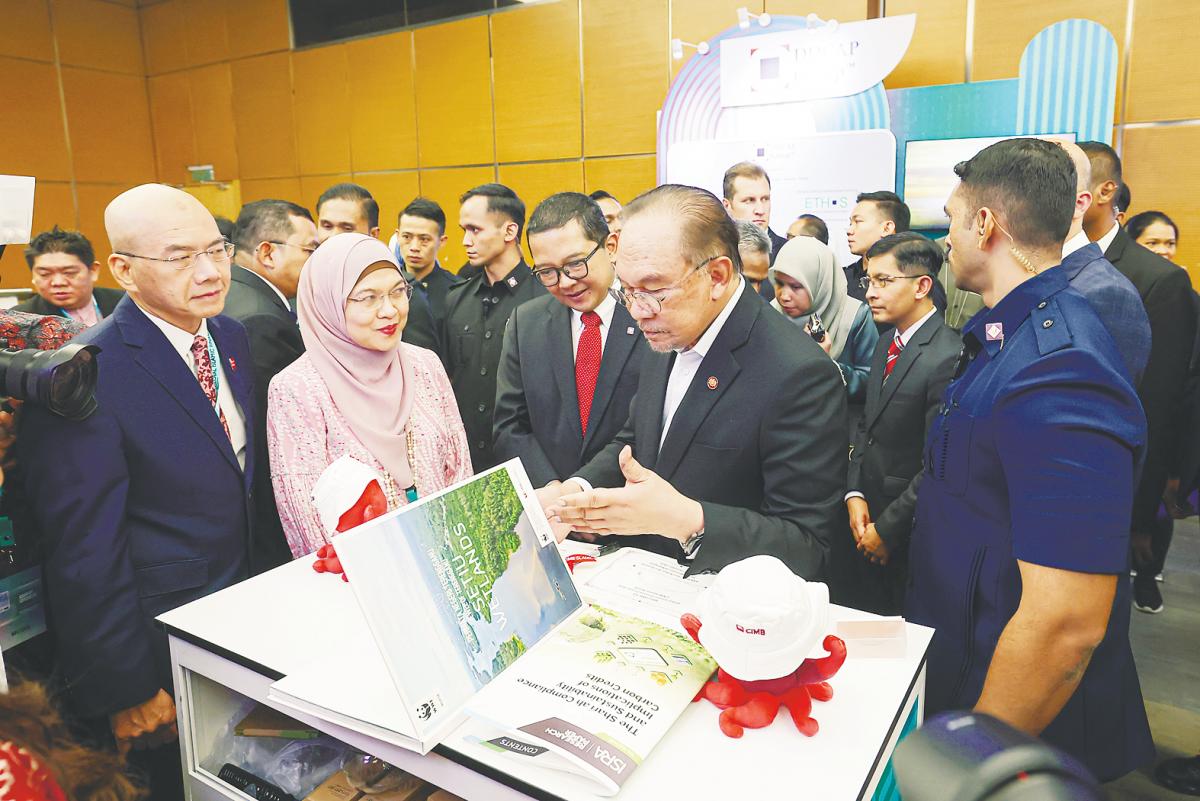 Anwar visiting a booth in conjunction with the Global Islamic Finance Forum 2025 in Sasana Kijang yesterday. – Bernamapic