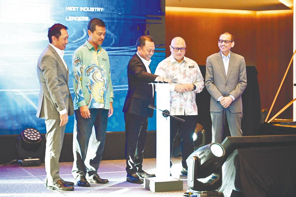 From left: MTDC director Fares Zahir, Mosti deputy secretary-general Datuk Mohd Nor Azman Hassan, Yusof, Mosti secretary-general Datuk Aminuddin Hassim and Hazani during the R2G 2024 launch ceremony.