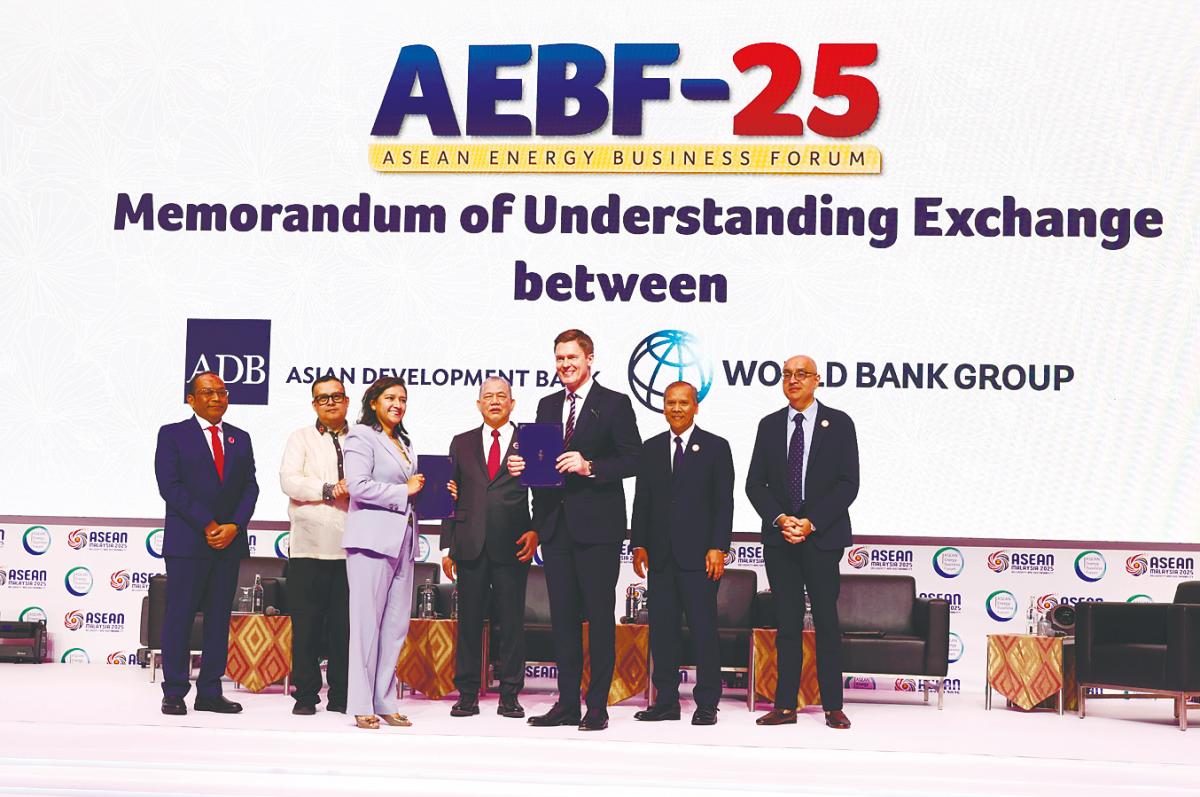 Fadillah (centre) witnessing the MoU exchange between Wicklein (third, right) and World Bank practice manager Claudia Inez Vasquesz Suarez (third, left) at the Asean Energy Business Forum. – Bernamapic