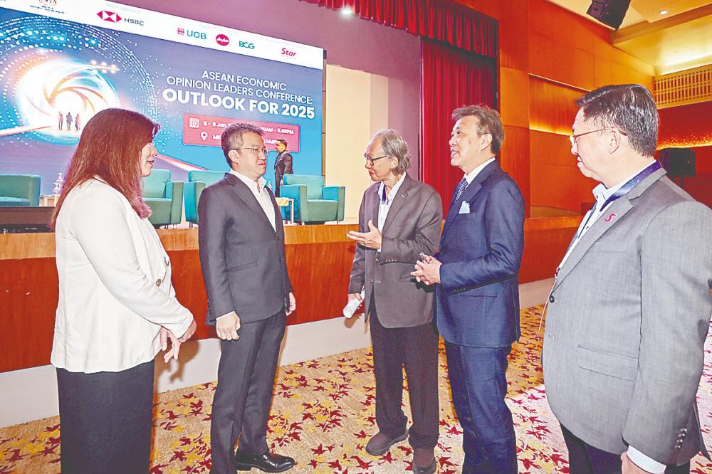 Liew (second from left) chatting with Bernama chairman Datuk Seri Wong Chun Wai (second from right), and guest panellists South China Morning Post executive managing director Zuraidah Ibrahim (left) and veteran journalist from Thailand Kavi Chongkittavorn (centre) during a break at the conference today.– Bernamapic