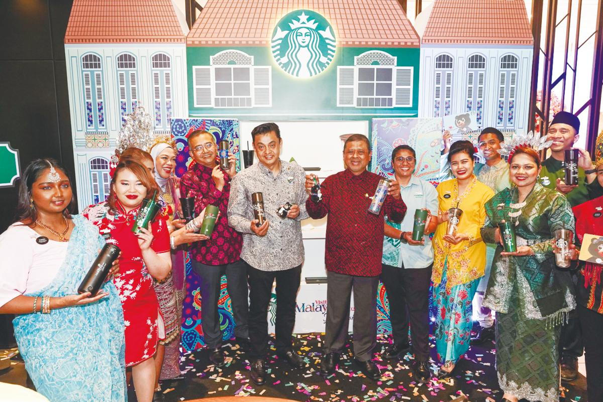 $!Back row, from second left: Visit Malaysia 2026 secretariat head Mohd Amirul Rizal Abdul Rahim, Quays and Manoharan at the prelaunch.