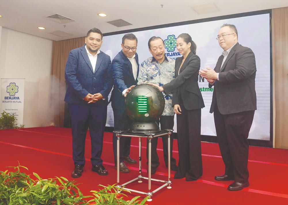 From left: Nazri Khan, Berjaya Capital Bhd CEO Lukman Musa, Tan, Tunku Tun Aminah and Chew at the launch. – ADIB RAWI YAHYA/THE SUN