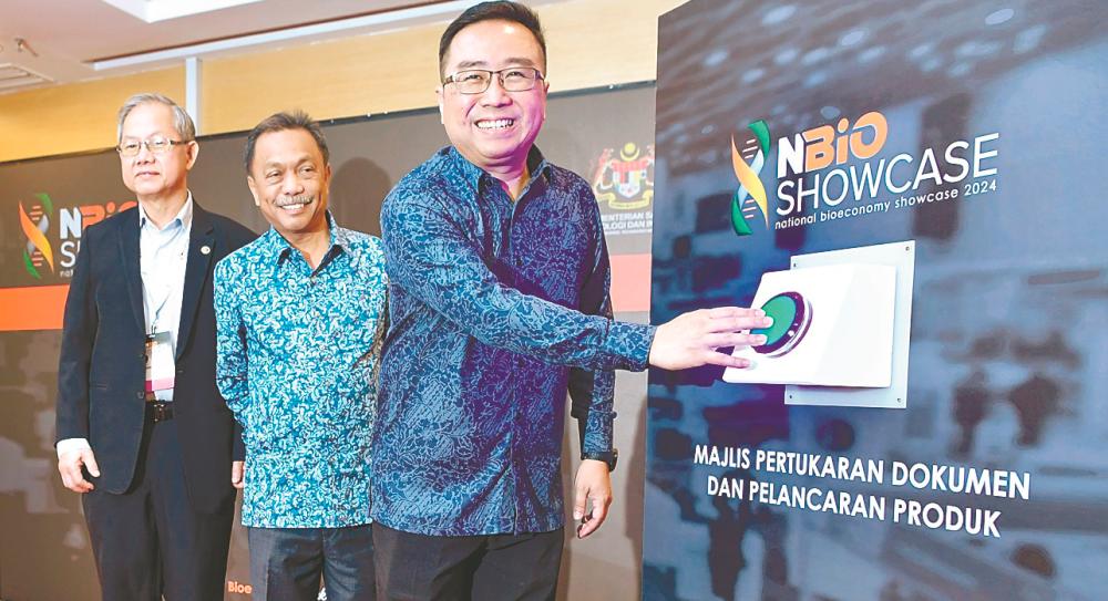 Chang (right) officiating a document exchange and product launch at National Bioeconomy Showcase 2024 yesterday. Looking on are Bioeconomy Corp chairman Datuk Dr Lee Boon Chye (left) and Deputy Science, Technology and Innovation MinisterDatuk Mohammad Yusof Apdal. – Bernamapic