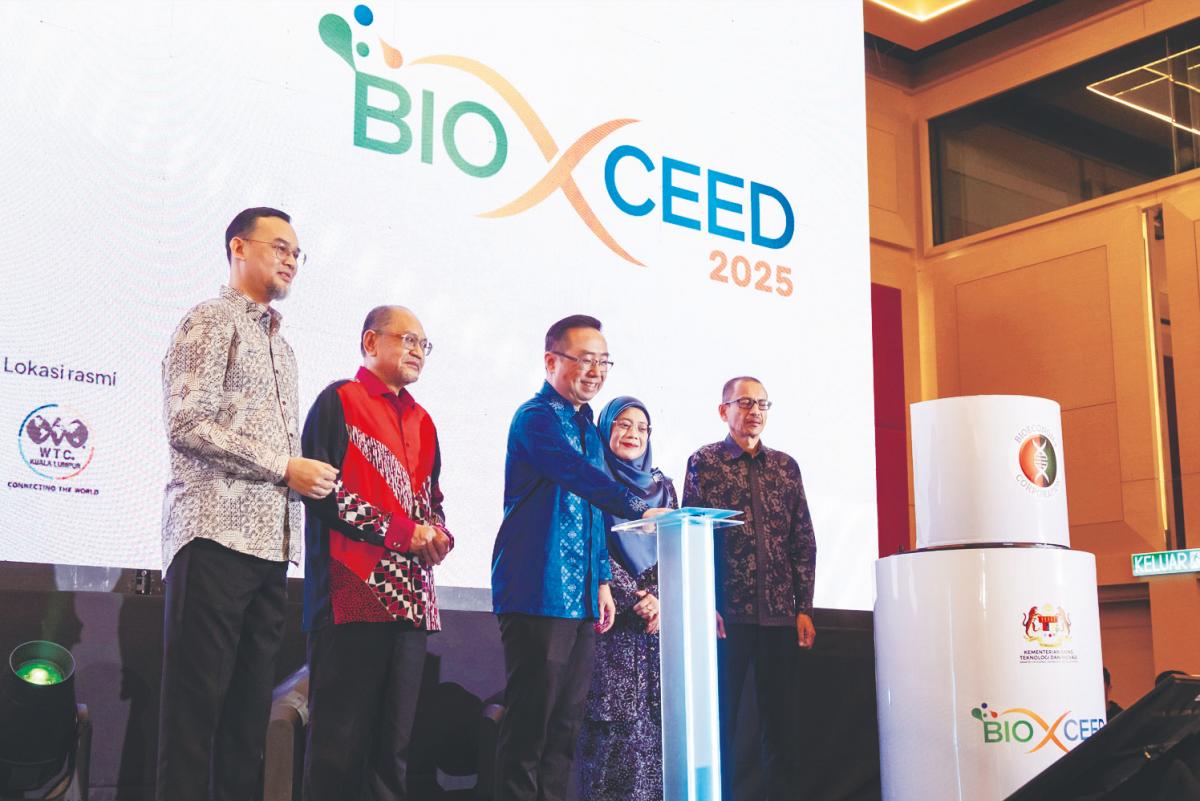 Chang (third, left) launches BioXCeed 2025 while Mohd Khairul Fidzal (left) and Mosti secretary-general Datuk Seri Hasnol Zam Zam Ahmad (second, left) look on. – Bernamapic