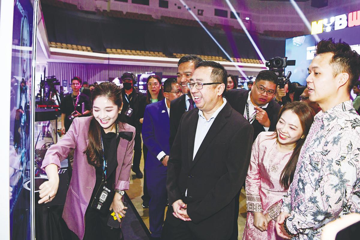 Chang (third, right) being briefed on an exhibit following the launch of Malaysia Blockchain Infrastructure during Malaysia Blockchain Week 2025 being held at the World Trade Centre Kuala Lumpur. – Bernamapic