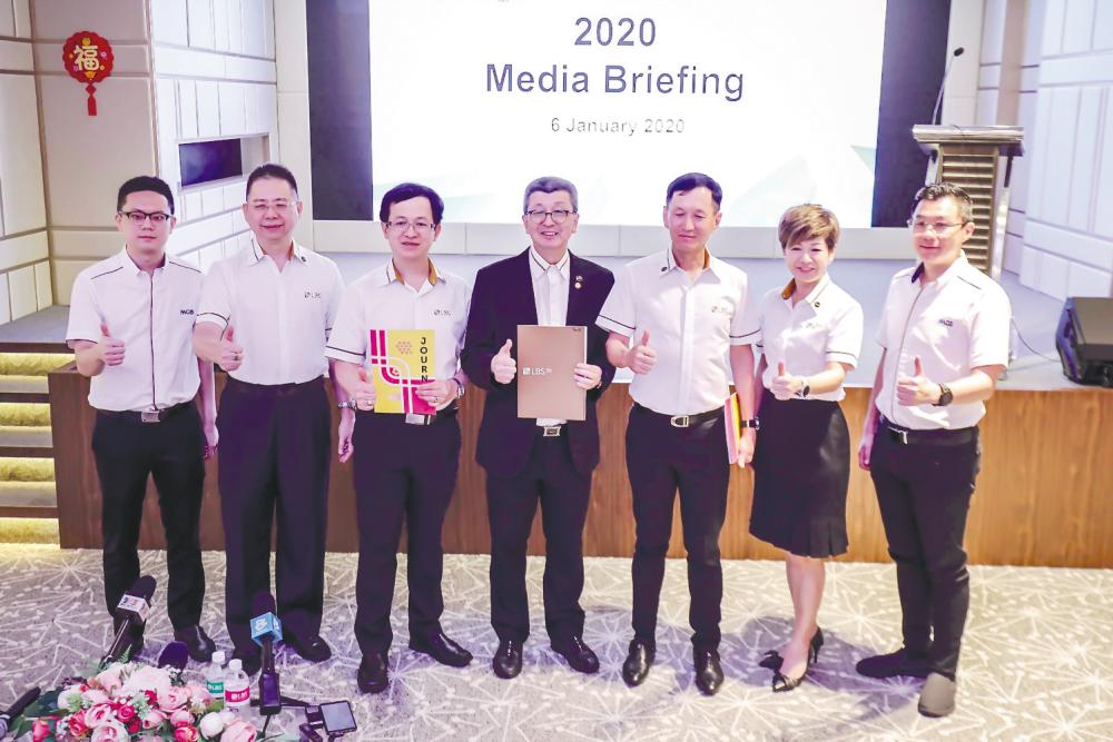 Lim (centre) and LBS board of directors at the company’s 2019 sales performance announcement. – ADIB RAWI YAHYA /THESUN