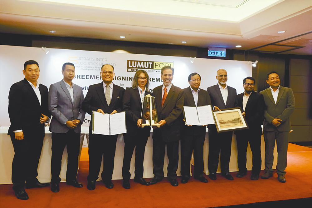 Ho (fourth from left) with Lumut Maritime Terminal Sdn Bhd directors Laksamana Madya Datuk Seri Panglima Mohammed Noordin Ali (fifth from right), Jamaluddin Lebai Yusop (sixth from left), CEO Mubarak Ali Gulam Rasul (seventh from left) as well as other directors and top management at the signing ceremony.