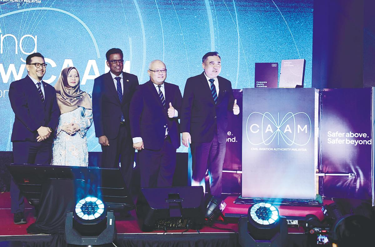 Loke launching the new corporate identity of the Civil Aviation Authority of Malaysia. With him are (from left) Norazman, Transport Ministry deputy secretary-general (policy) Datuk Normah Osman, Transport Ministry secretary-general Datuk Seri Jana Santhiran Muniayan and CAAM chairman Datuk Mohamed Sharil Tarmizi. – Bernamapic