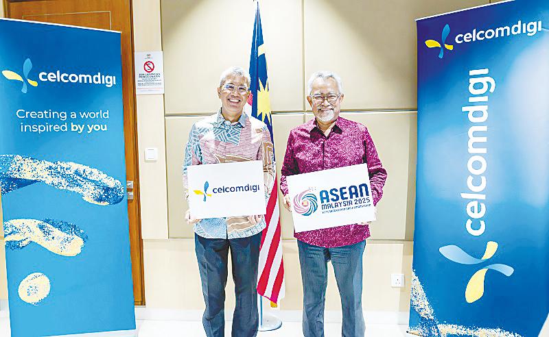 Investment, Trade and Industry Minister Tengku Datuk Seri Zafrul Tengku Abdul Aziz (left) and Idham at the appointment ceremony.