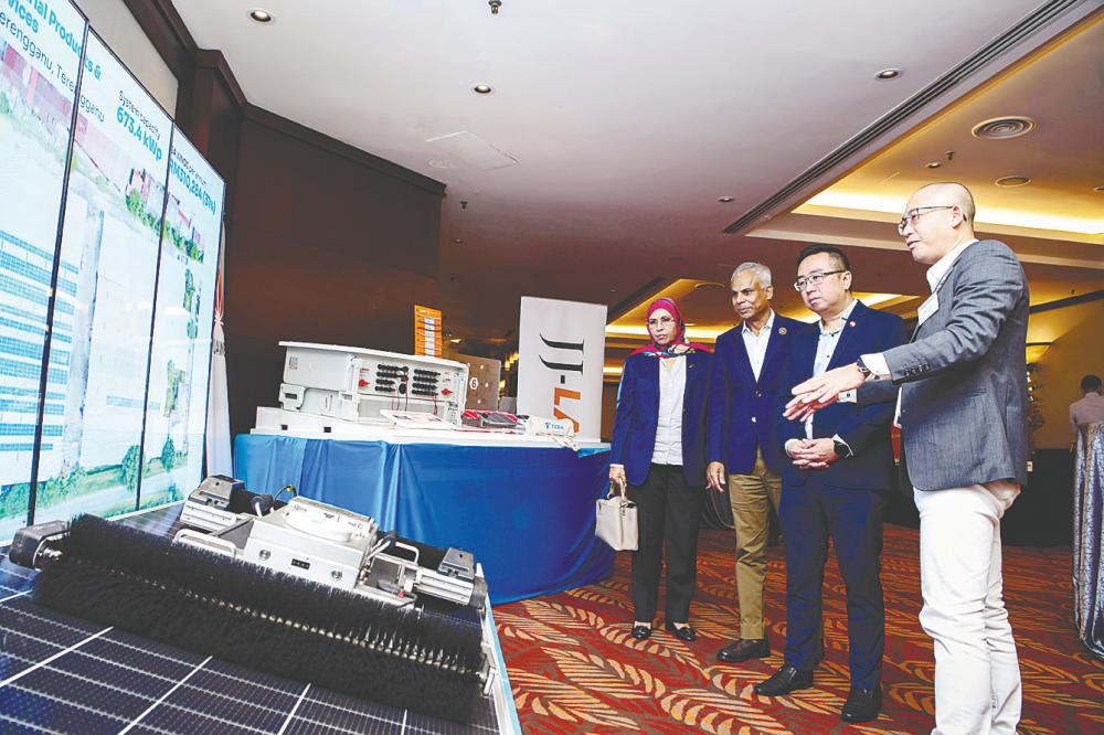 Chang (second from right) visits the exhibition at the Federation of Malaysian Manufacturers Energy Efficiency &amp; Conservation Conference 2024 today. Also present are FMM vice-president Datuk Noraini Soltan (left) and FMM council member and energy and utilities management committee chairman Datuk Steven Aroki (second from left). – Bernamapic