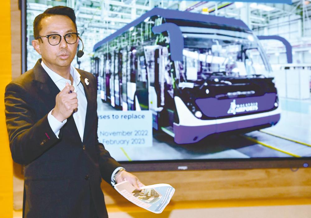 Iskandar giving a presentation on the KLIA aerotrain replacement programme today. – Bernamapix