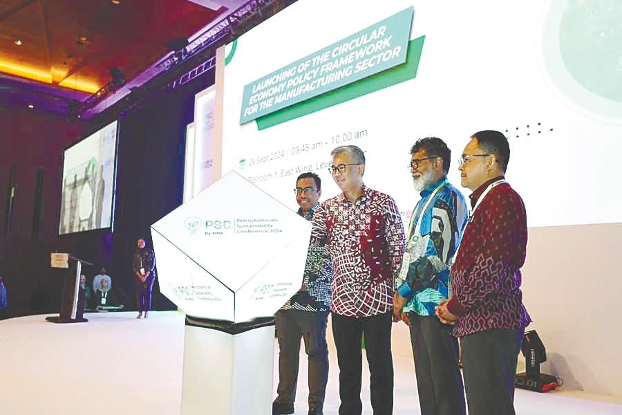 Tengku Zafrul (centre) launching the Circular Economy Policy Framework for the manufacturing sector. – Mitipic