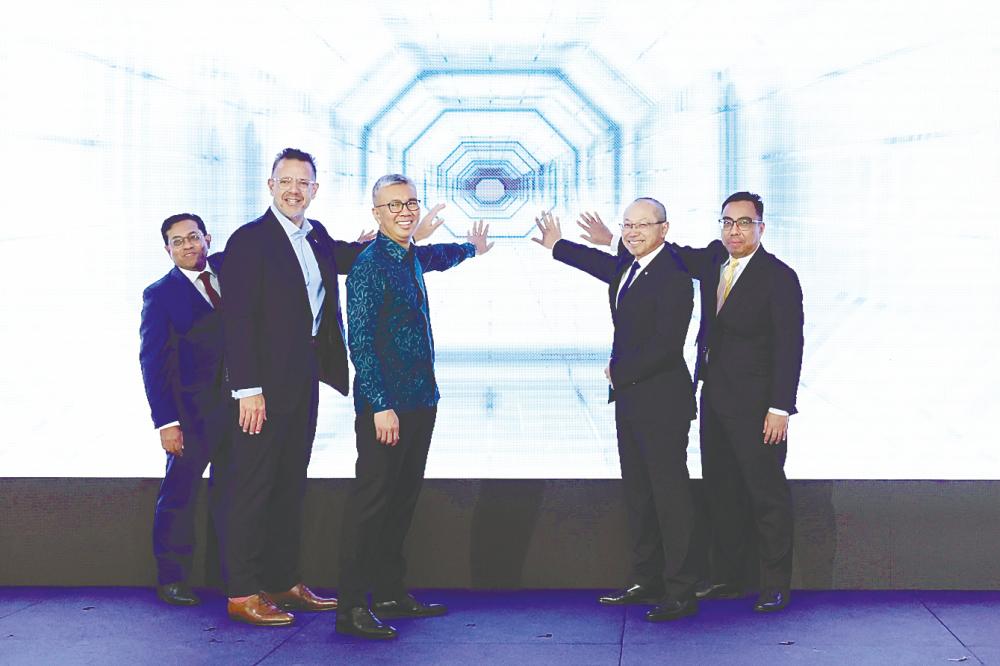 Tengku Zafrul (centre) launching the Centralised Sustainability Intelligence Solution at Bursa Malaysia. Also present are, from left, Malaysian Investment Development Authority CEO Sikh Shamsul Ibrahim Sikh Abdul Majid, Bursa Malaysia CEO Datuk Muhamad Umar Swift, Bursa Malaysia chairman Tan Sri Abdul Wahid Omar and Investment, Trade and Industry Ministry Secretary General Datuk Hairil Yahri Yaacob. – Bernamapic