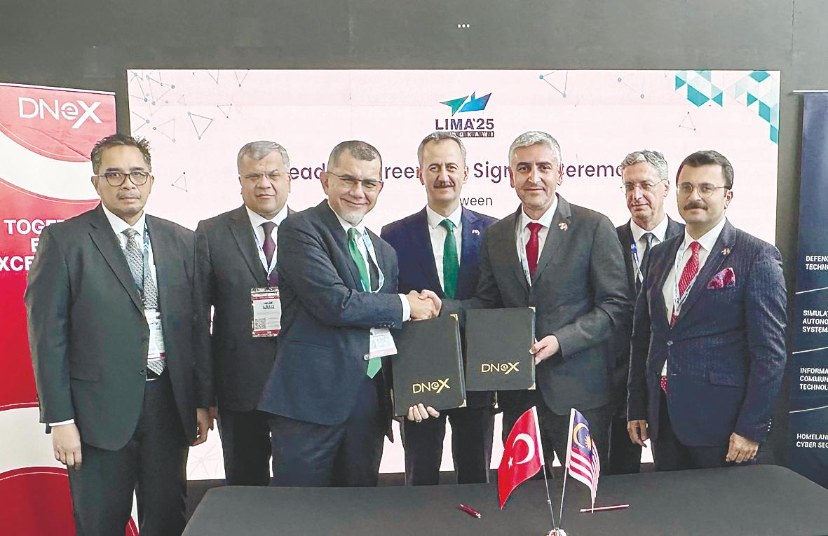 Syed Zainal Abidin (third from left) exchanging signed documents with Havelsan vice-president Şevket Ünal.