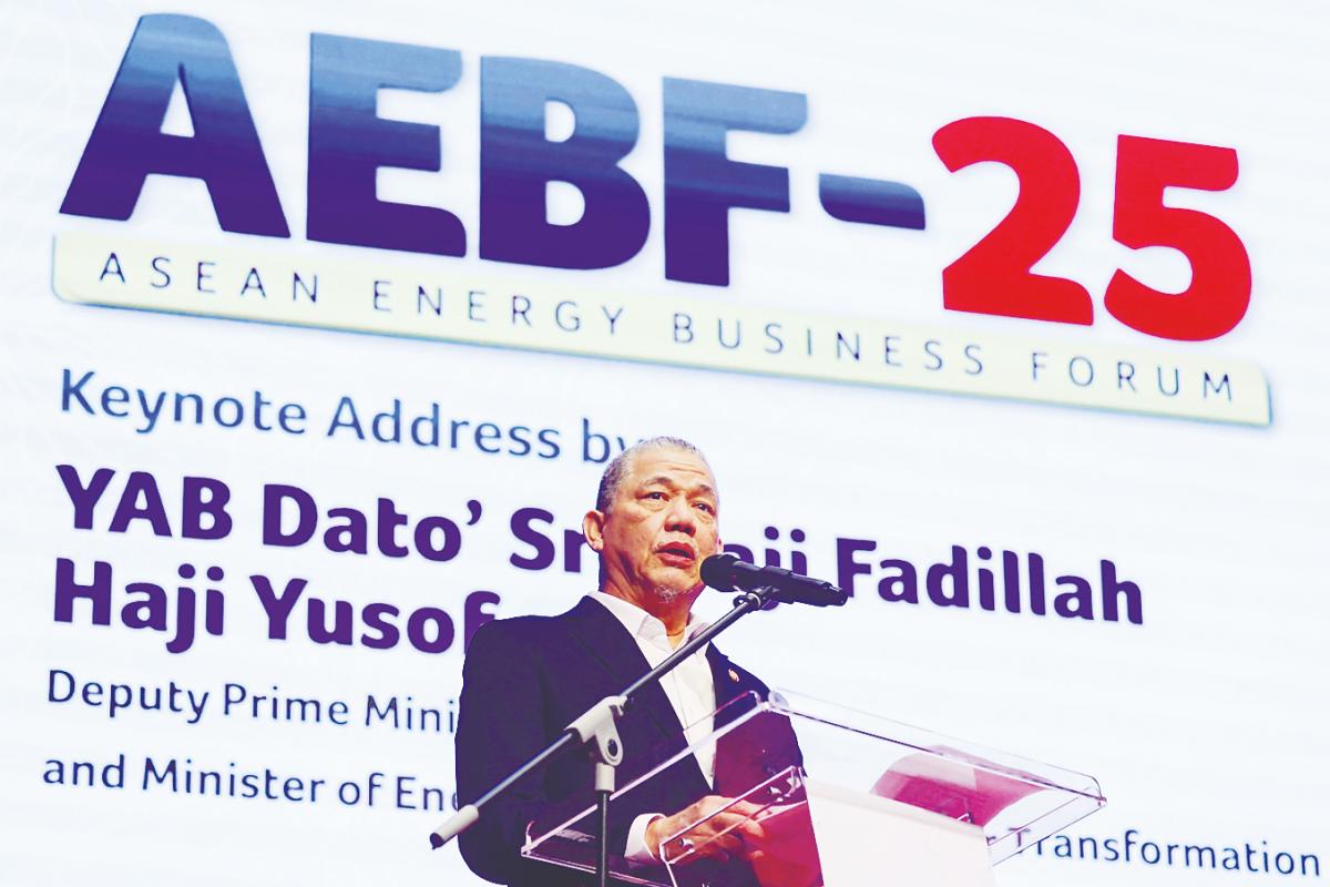 Fadillah delivering his keynote address at the launch of Asean Energy Business Forum 2025 at the Kuala Lumpur Conventional Centre today. – Bernamapic