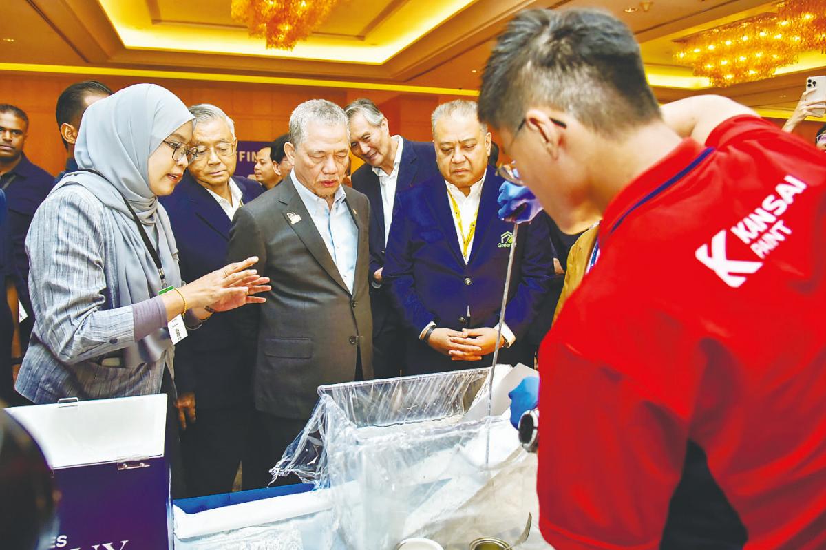 Fadillah visiting a booth at the International Green Build Conference 2025 today. – Bernamapic