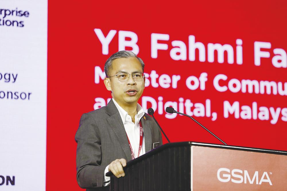 Fahmi delivering his keynote speech at the summit.