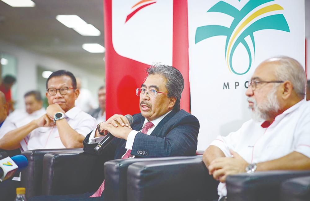 Johari (centre) speaking at a press conference following the signing of a memorandum of collaboration between FGV Holdings and the Malaysian Palm Oil Board today.