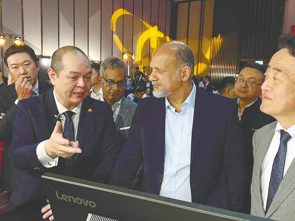 Fong briefing Gobind on the features of StarSentry.