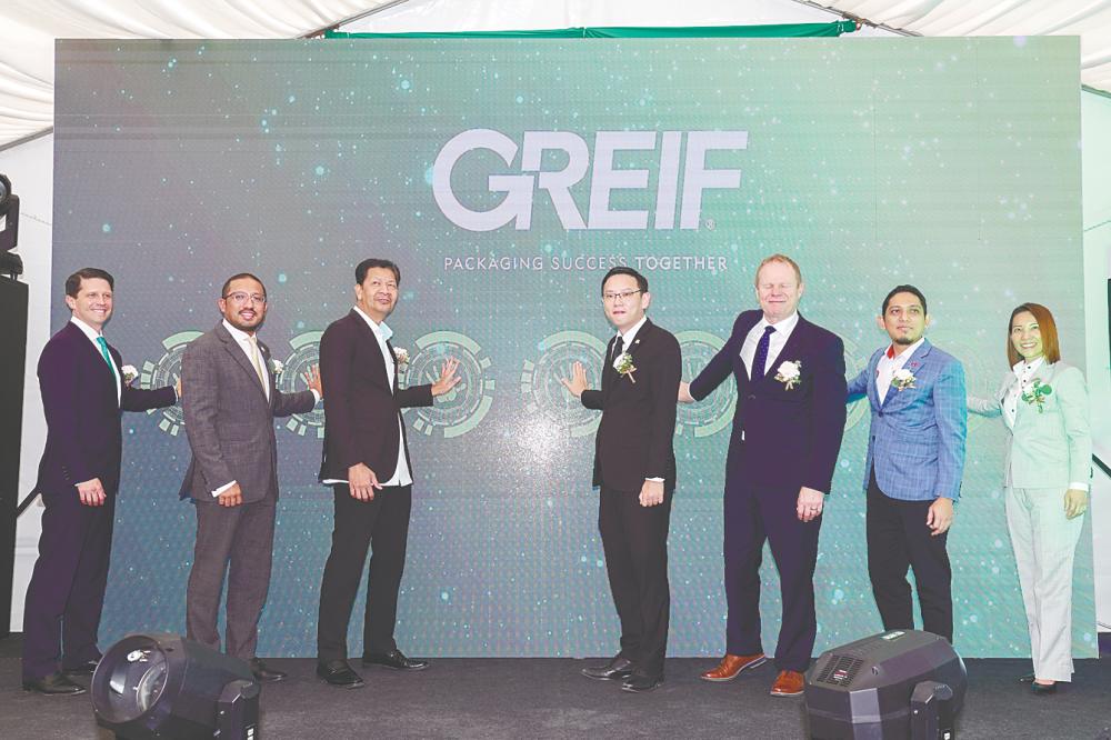 Lee (fourth from right) and Rosgaard (third from right) at the opening of Greif Malaysia (Pasir Gudang) today. – Bernamapic