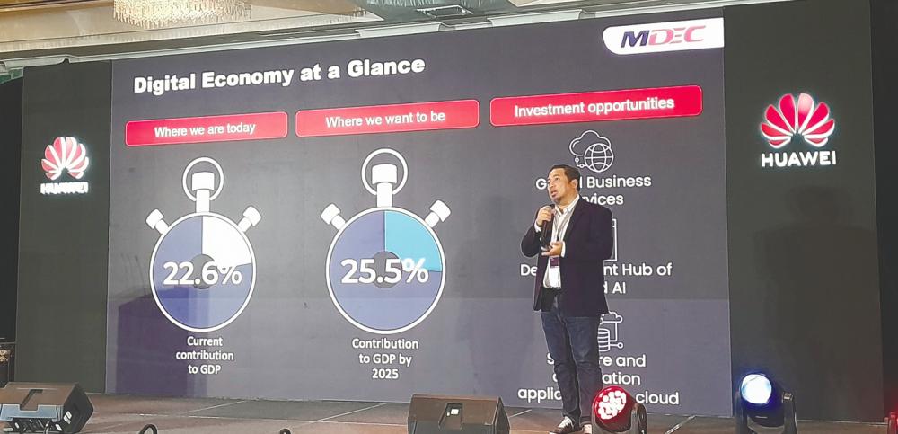 Nik Hishamuddin giving his presentation at the summit.